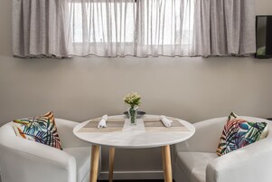 Deluxe Studio Suite, 1 Queen Bed, Pool View (The Wellington) | In-room dining