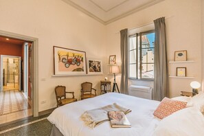 2 bedrooms, in-room safe, iron/ironing board, travel cot - Luxury Apartment With Stunning View  (Firenze)