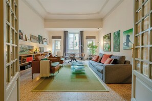 Books, stereo - Luxury Apartment With Stunning View  (Firenze)