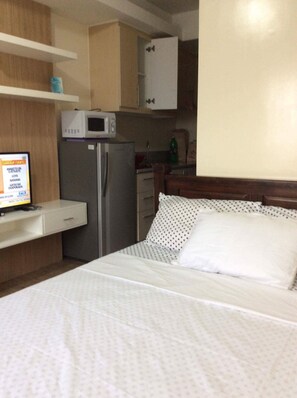 1 bedroom, bed sheets