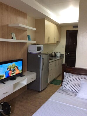 1 bedroom, bed sheets - Charming Fully-Furnished Studio. Close to major tourists attractions. (Silang, Cavite)