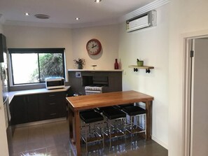 Frigorífico, microondas, horno y placa de cocina