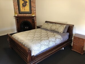 3 dormitorios, escritorio, tabla de planchar con plancha y cuna de viaje