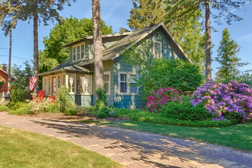 Cabernet Cottage minutes away from downtown & Oval beach! Hot Tub/Bonfire/Patio