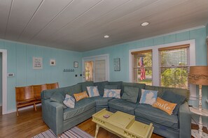 Smart-TV, Kamin, DVD-Player, Bücher