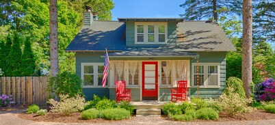 Cabernet Cottage minutes away from downtown & Oval beach! Hot Tub/Bonfire/Patio