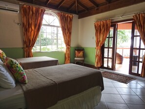 7 Schlafzimmer, Zimmersafe, Bügeleisen/Bügelbrett, Reisekinderbett