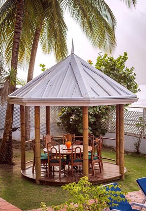 Outdoor dining - Mirage - Scenic Seaside Villa with 7 Spacious Bedrooms (Black Rock)
