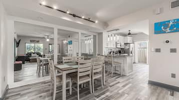 Una cocina amplia con electrodomésticos modernos, un comedor con muebles de madera y una isla grande.