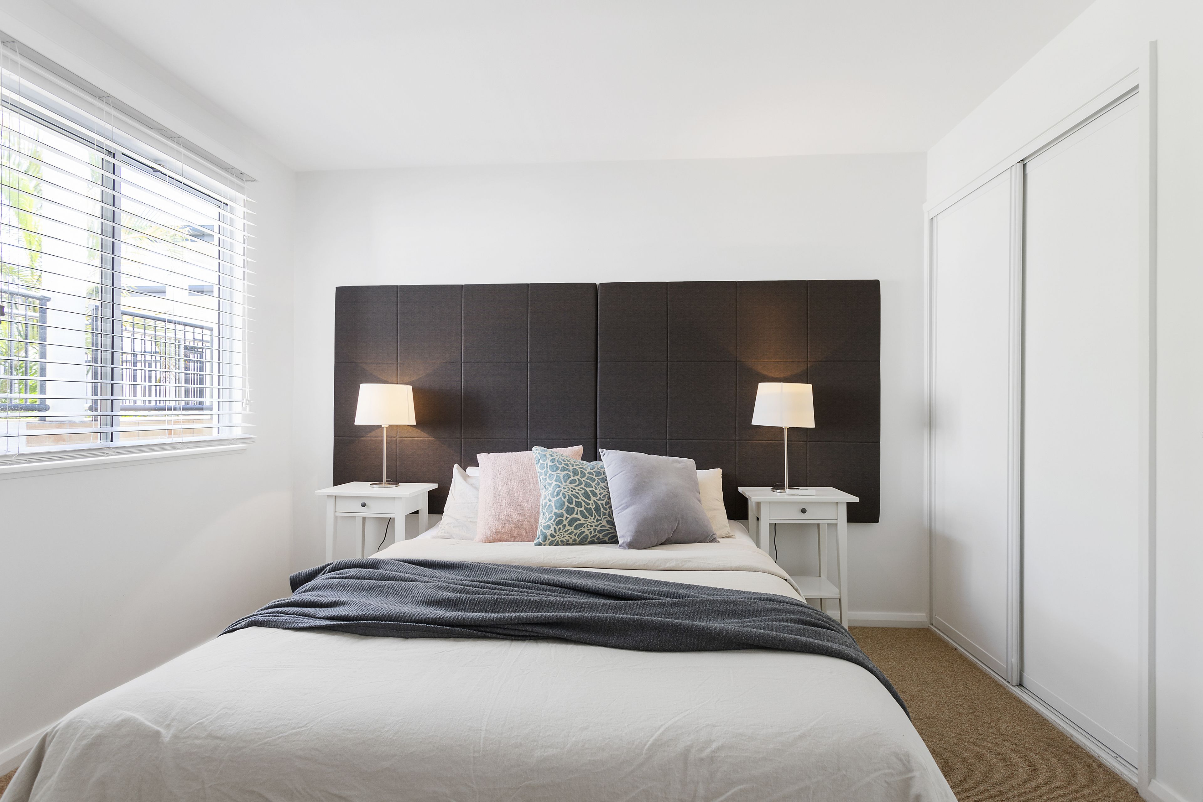 Tabla de planchar con plancha, wifi gratis y ropa de cama 