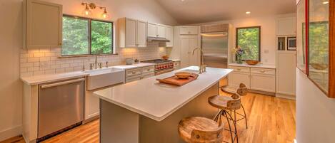 Micro-ondes, cafetiĂšre/bouilloire