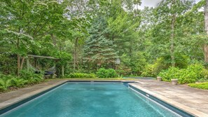 Et oppvarmet basseng og solsenger