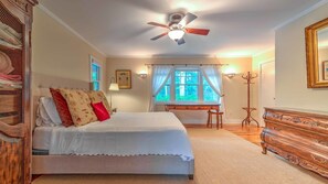 4 soverom, skrivebord for bærbar PC, internettilgang og sengetøy