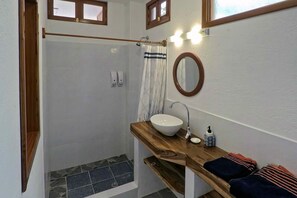 Pompano | Bathroom | Shower, free toiletries, hair dryer, towels - Galeodan Suites (Puerto Baquerizo Moreno)