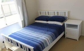 3 chambres, bureau, fer et planche à repasser, lit de bébé portatif