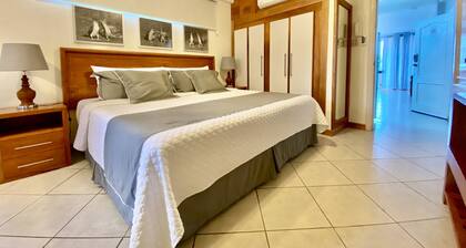 Una habitación con acceso a la terraza con vista al mar.