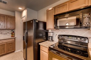 Fridge, oven, stovetop, dishwasher - *OPEN*POOL/PARK ACCESS-SEAWORLD/SIXFLAGS/Lackland/shopping. *EXTREMELY CLEAN* (San Antonio)
