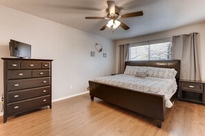 3 bedrooms, iron/ironing board, free WiFi, bed sheets - *OPEN*POOL/PARK ACCESS-SEAWORLD/SIXFLAGS/Lackland/shopping. *EXTREMELY CLEAN* (San Antonio)