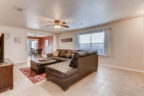 Smart TV, DVD player, stereo - *OPEN*POOL/PARK ACCESS-SEAWORLD/SIXFLAGS/Lackland/shopping. *EXTREMELY CLEAN* (San Antonio)