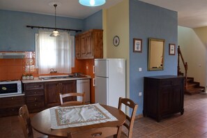 Kühlschrank, Ofen, Geschirrspüler, Wasserkocher mit Kaffee-/Teezubehör