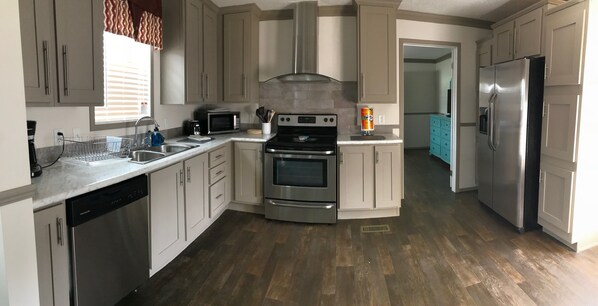 Refrigerador, microondas, horno y parrilla de estufa 