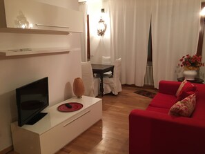 Een lcd-televisie, boeken en een stereo