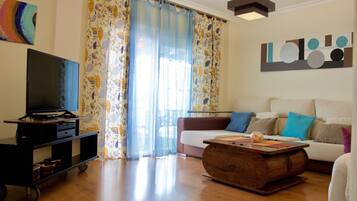 TV connectée, cheminée, livres