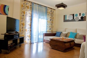 Smart TV, caminetto, libri