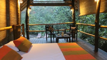 Panorama chalet, 2 slaapkamers, roken, uitzicht op rivier | Luxe beddengoed, een bureau, een strijkplank/strijkijzer, gratis wifi