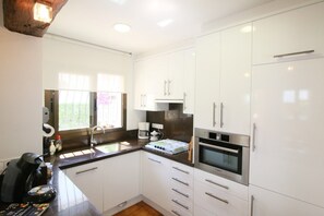 Refrigerador, horno, parrilla de estufa y lavavajillas 