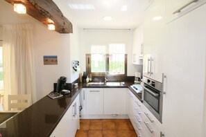 Kjøleskap, ovn, oppvaskmaskin og kaffetrakter/tekoker