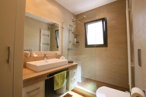Douche, serviettes fournies