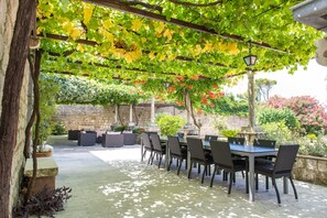 تناول الطعام بالخارج