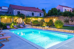 A heated pool - Property with a swimming pool, rare find within walking distance to Old Town (Dubrovnik)