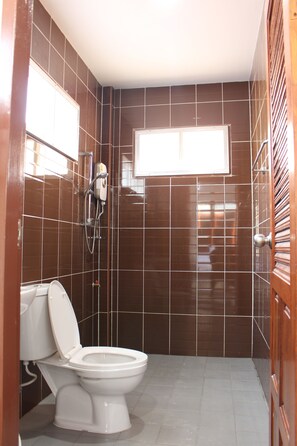 Regadera, amenidades de baño gratuitas, toallas