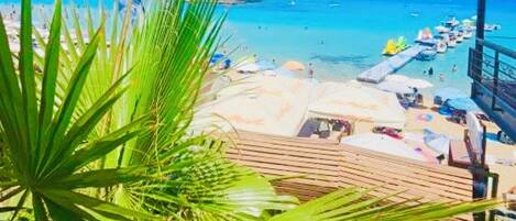 靠近海滩、沙滩椅、沙滩毛巾