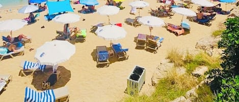 Tæt på stranden, liggestole, badehåndklæder
