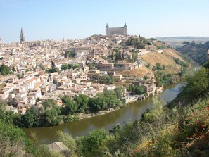 A historic cityscape with a river, a prominent castle, and a cathedral. - COMPLETELY RENOVATED HOUSE WITH FREE WIFI (TOLEDO)