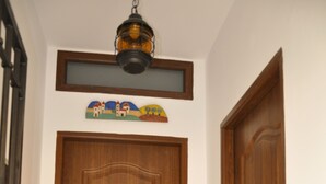 Una puerta de madera con pomo y timbre de latón.