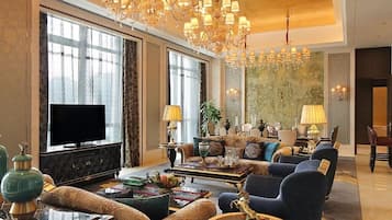 Habitación doble de uso individual | Sala de estar | Una televisión LCD