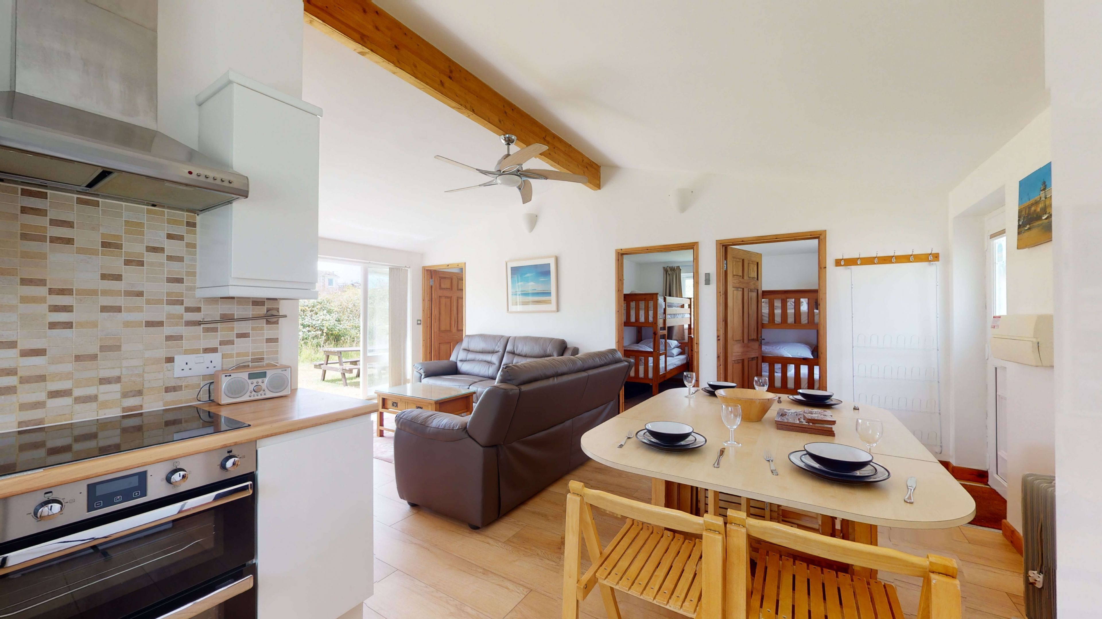 Køleskab, mikrobølgeovn, ovn, kogeplade