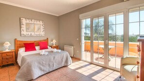 4 soverom, strykejern/-brett, wi-fi (inkludert) og sengetøy