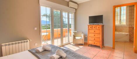 4 chambres, fer et planche à repasser, Wi-Fi gratuit, draps fournis