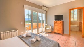 4 bedrooms, iron/ironing board, free WiFi, bed sheets - Quiet Villa with wifi and air conditioning Finca Las Ranas (Denia)