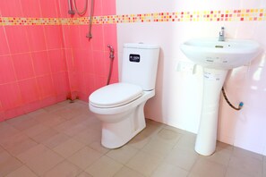 Regadera, amenidades de baño gratuitas, toallas