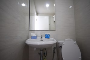 Standard Double Room | Salle de bain | Douche, articles de toilette gratuits, serviettes fournies