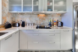 Kühlschrank, Mikrowelle, Ofen, Geschirrspüler