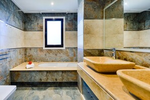 Bathtub, hair dryer, towels - Falesia Beach B (Albufeira)