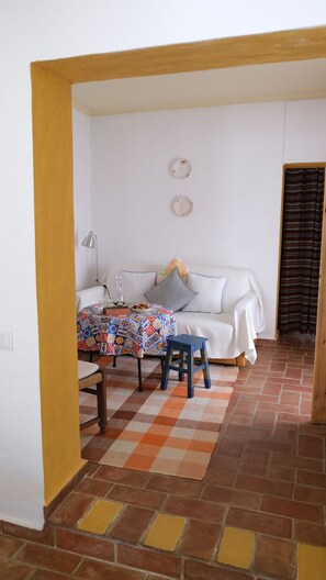 TV, fireplace, books - Typical Tavira house for rent - Free wifi (Tavira)