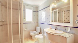 Shower, towels - Villa with spectacular views Troias SW (Denia)